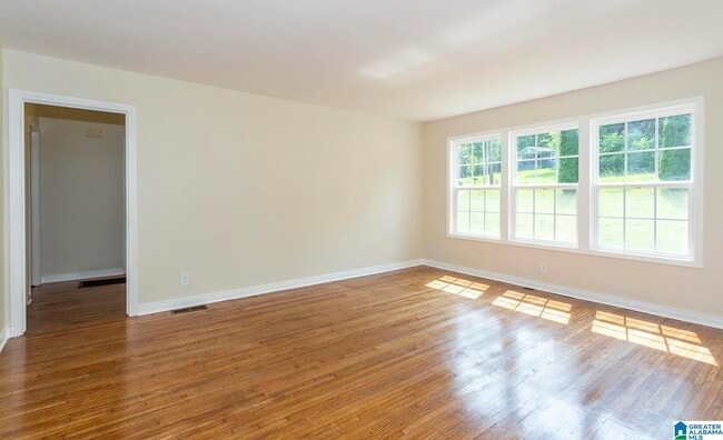 Photo - 921 5 Mile Rd