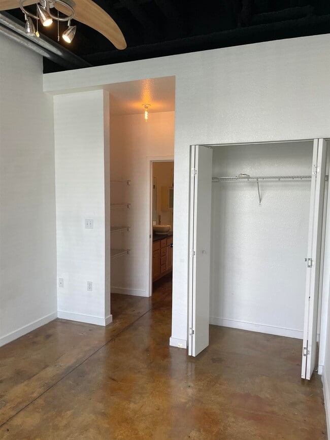 Building Photo - 420 N Adams St Unit 202