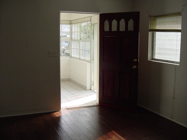 Photo - 725 Jackson St N