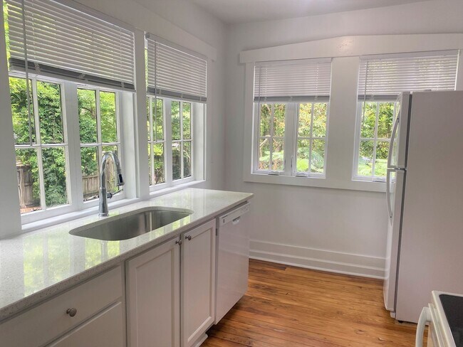 Building Photo - 1108 Boulevard Unit 3