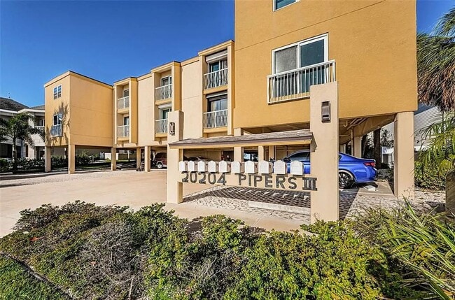 Building Photo - Beachfront Paradise in Indian Shores – Stunning Gulf & Intracoastal Views! 3bed|2bath Unit 5