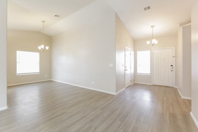 Photo - 541 Vantage Ave