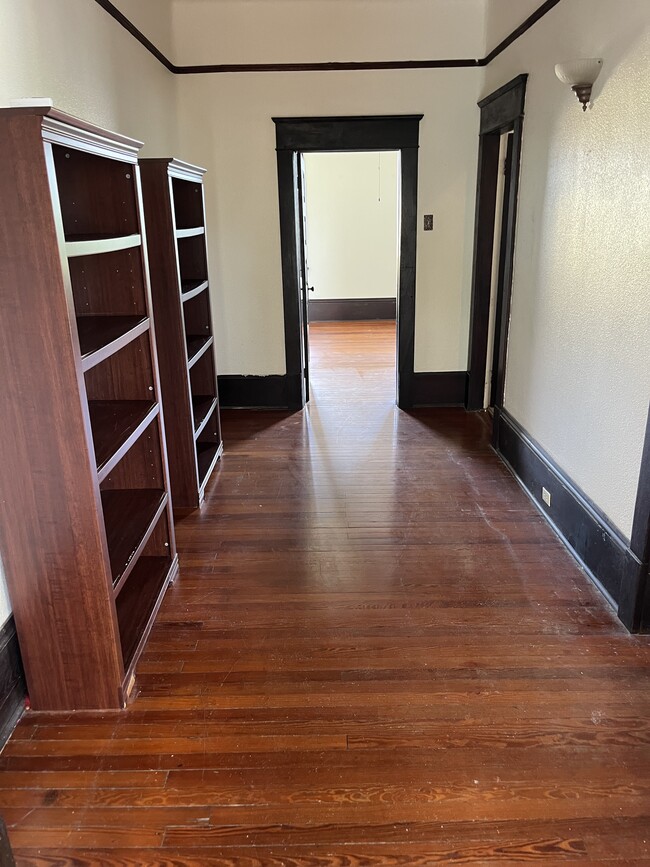 HALLWAY - 5010 Bienville St