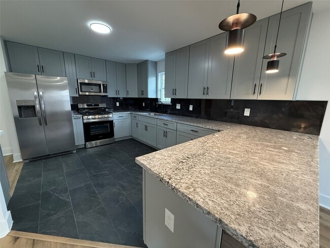 Building Photo - 611 N Eastwood St