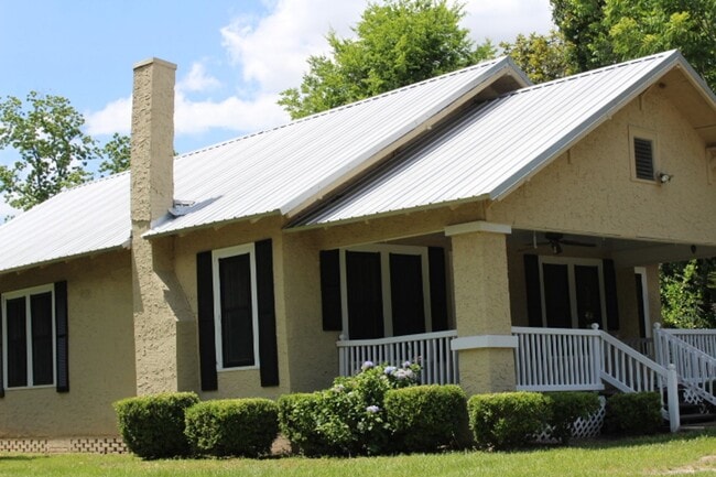 Building Photo - Spacious 3 bedroom Rental