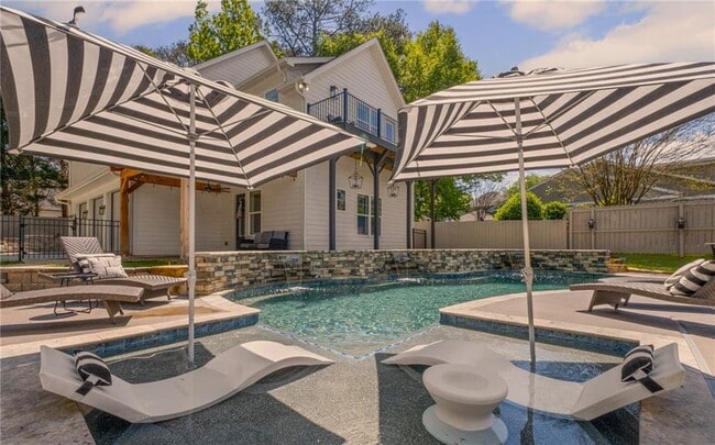 Photo - 8175 Main St