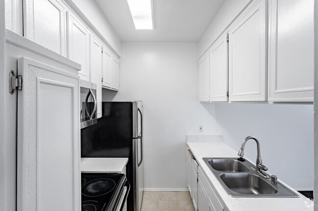 2BR, 2BA - 1000 SF