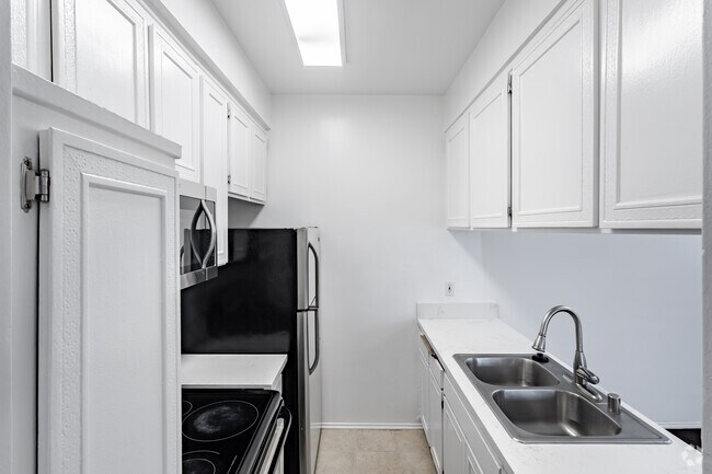 2BR, 2BA - 1000 SF - 10905 Ohio Ave