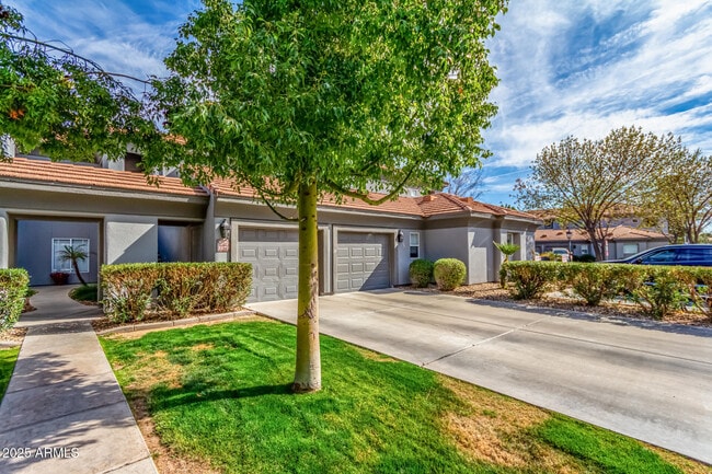 Building Photo - 7401 W Arrowhead Clubhouse Dr Unit 2079