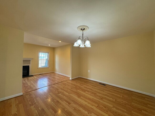 Photo - Beautiful 3 Bed 3 Bath Brick Townhome In Springfield Square