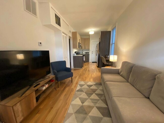 Building Photo - 1851 W Dickens Ave Unit 2R Rental