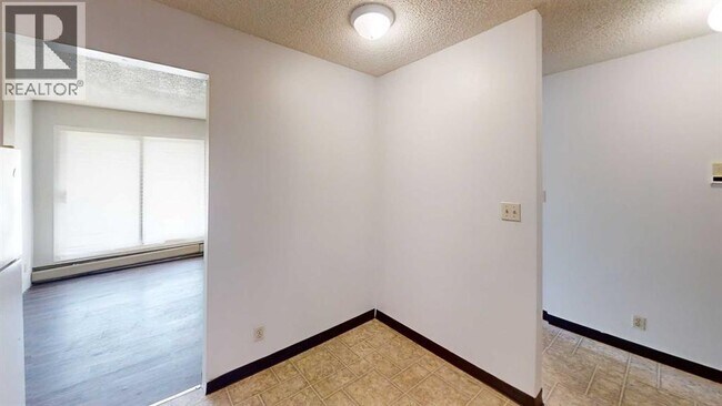 Photo - 5117-5144 44 St