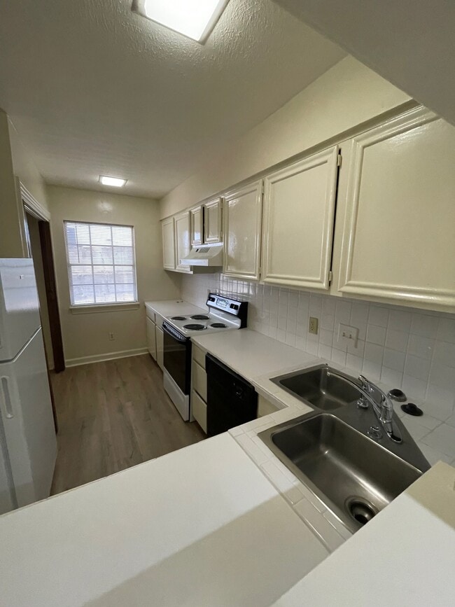 Building Photo - 910 Pinehurst Pl