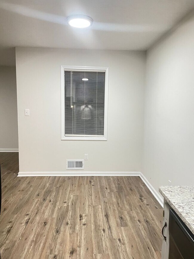 Photo - 861 Graham Rd Unidad 861-B