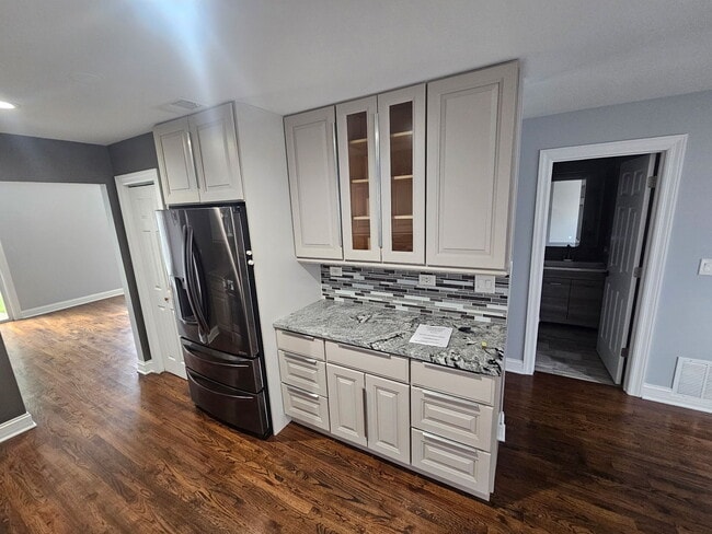 Photo - 1414 Hampshire Ct