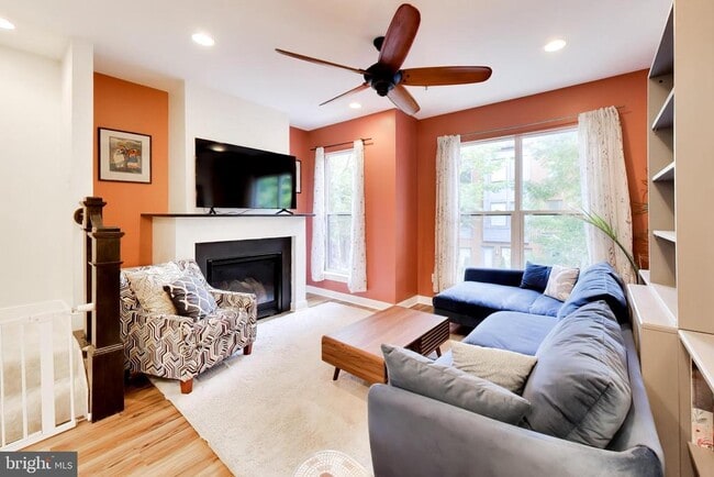 Photo - 4550 Longfellow St