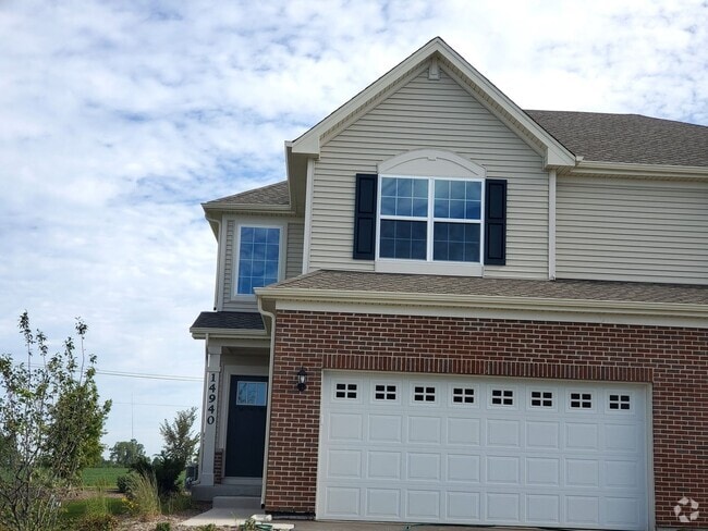 Building Photo - 2br 2.5 bath Townhome only 2 years old.