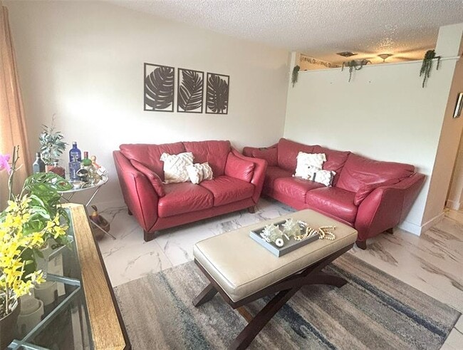 Photo - 900 SW 10th Terrace Unidad S20