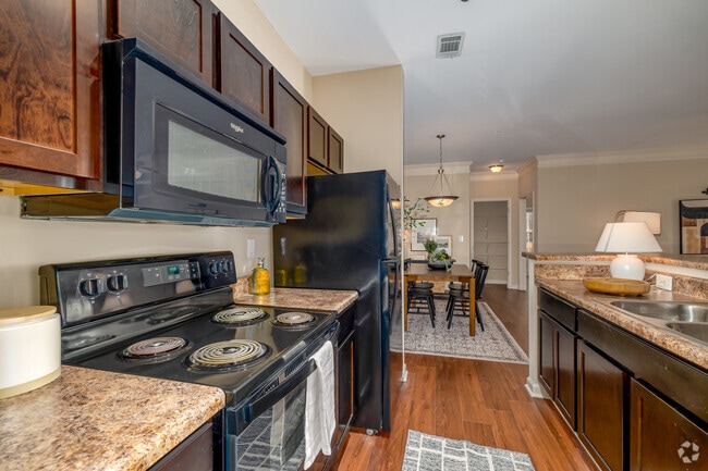 The Egret - 2 habitaciones, 2 baños - 1086 pies cuadrados - Cocina - River Run Apartment Homes