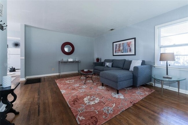 Photo - 547 Westmeath Dr SW