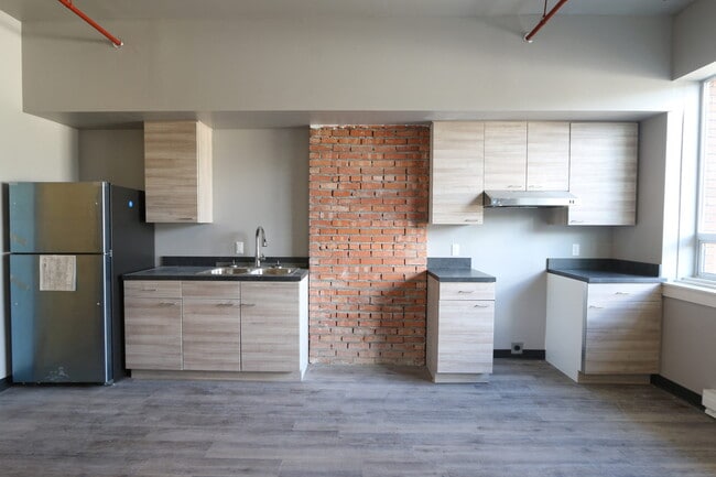 Building Photo - Bluebunch Flats