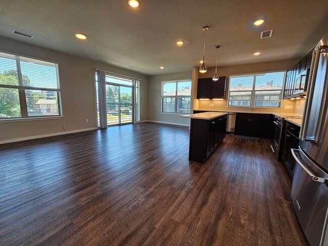 Gorgeous and Bright 2 Bed 2 Bath Large 3rd... - Gorgeous and Bright 2 Bed 2 Bath Large 3rd... Condo Unit 316