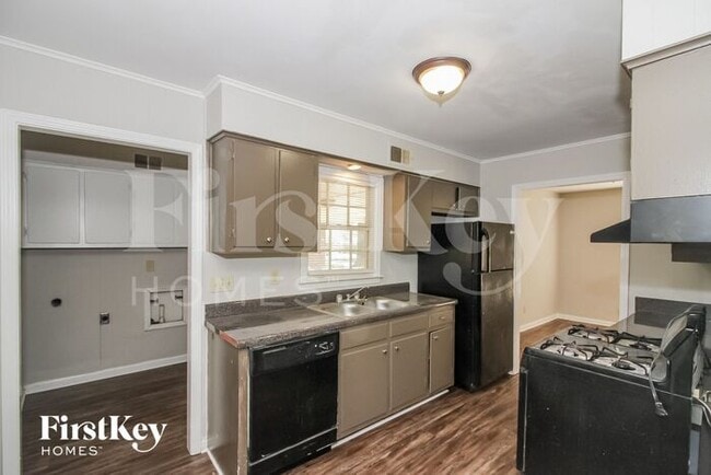 Photo - 2036 St James Dr