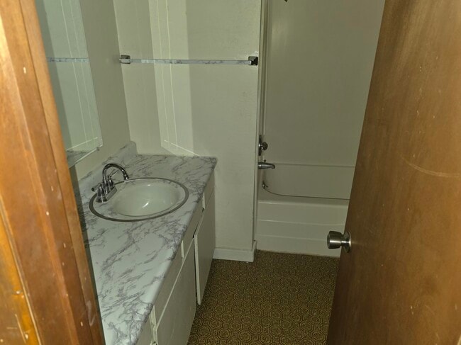 Photo - 352 Catron St N