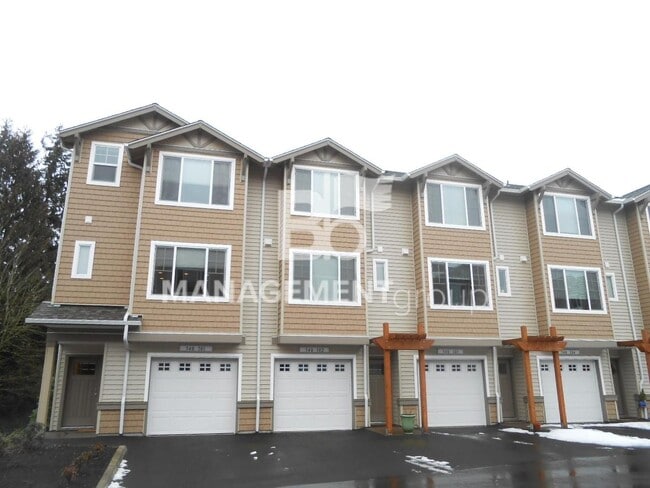 Building Photo - Beautiful Townhome Located In NW Portland's Timberland Community