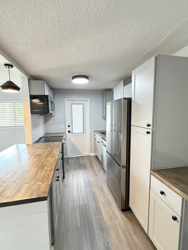 Photo - 320 Lakeview St