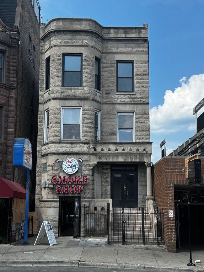 Building Photo - 948 W Addison St Unit 2 Rental