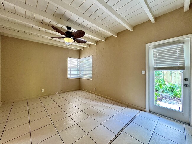 817 NE 16th Terrace Unit 2