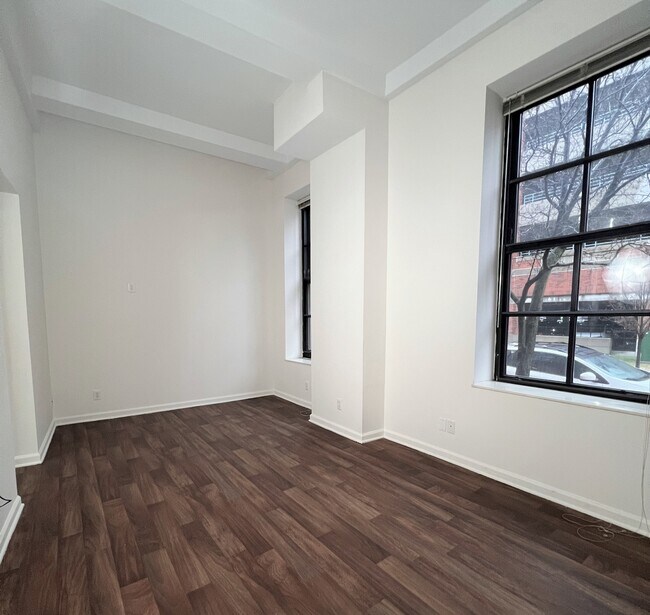 1BD 1.5BA Brownstone - Living Room - River Place