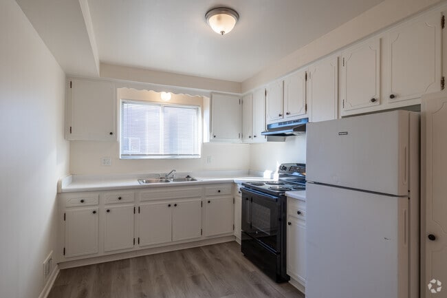 1BR, 1BA - 755SF - Kitchen