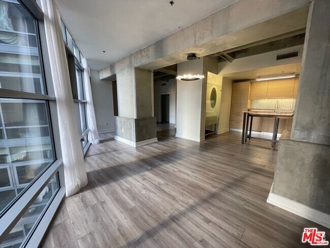 Building Photo - 727 W 7th St Unit 1011 Rental