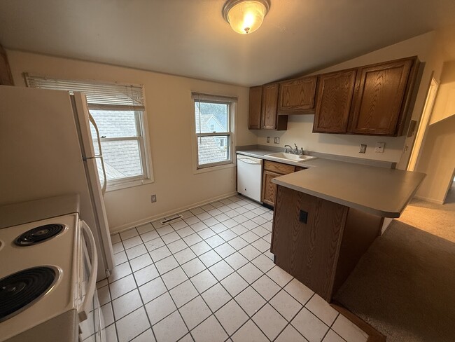 Building Photo - 309 W Doty St Unit #3