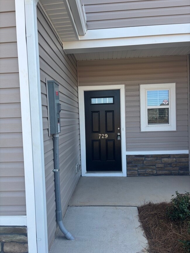 Building Photo - SPacious 3 bedroom 2 1/2 bath home