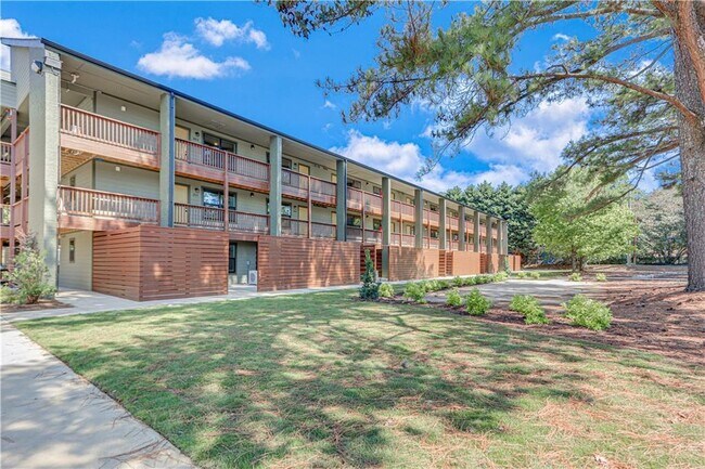 Building Photo - 710 Jesse Jewell Pkwy SE Unit 216