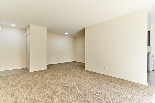 1BR, 1BA - 999SF - Livingroom - Montgomery Club Apartments*