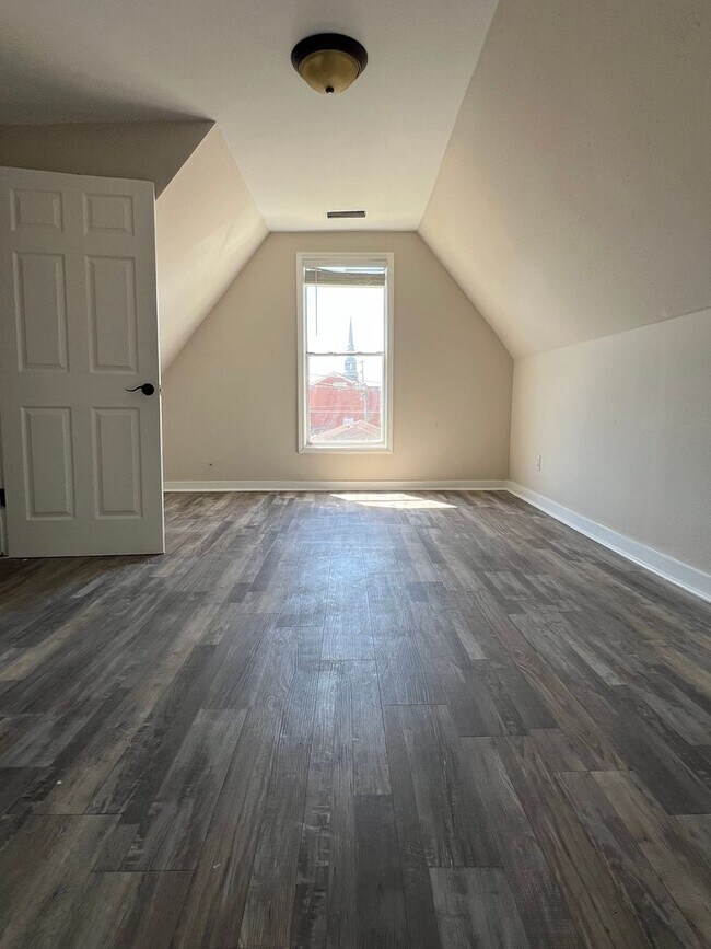 Photo - 908 N Main St