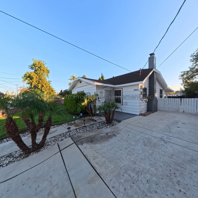 3695 McKenzie St
