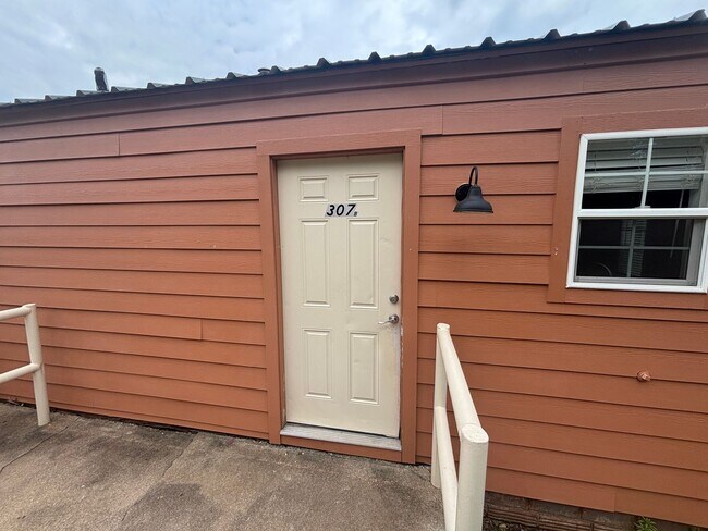 305 E Virginia Ave Unit Studio Right