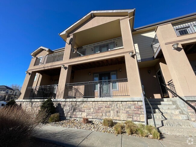 Building Photo - Spacious 2 bedroom townhome with attached ...