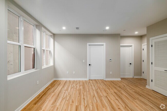 2BR, 2BA - 990SF - Living Room