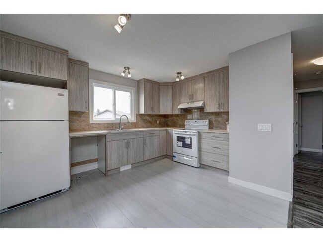 Photo - 116 Castlebrook Way NE