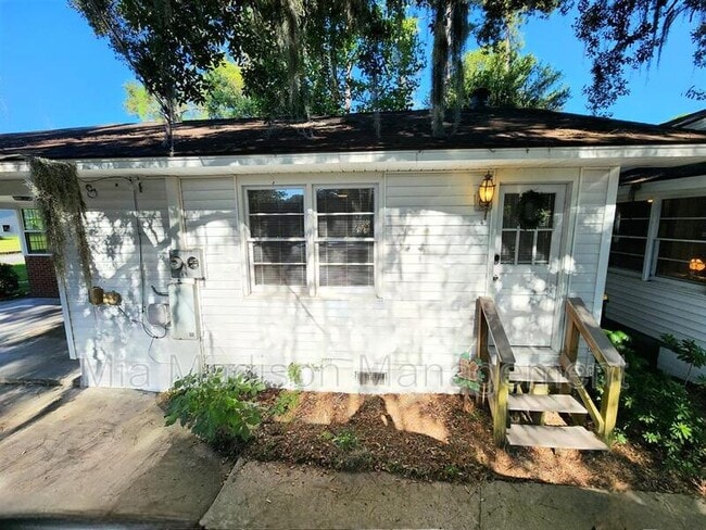 Building Photo - 2108.5 E 65th St Rental