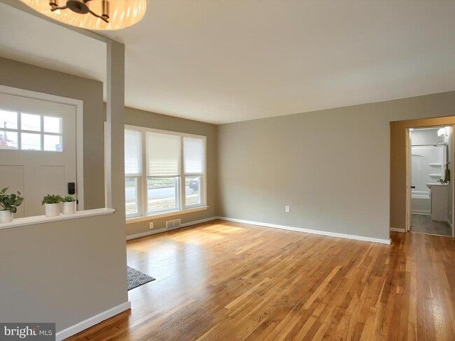 Photo - 1300 Strafford Rd