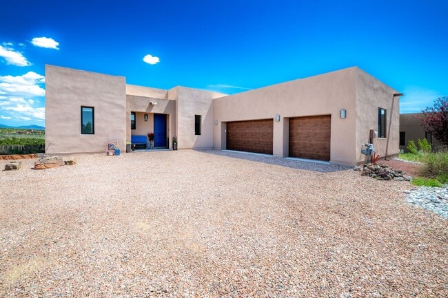 Stunning 3-Bedroom Home with Mountain View... - Stunning 3-Bedroom Home with Mountain View...