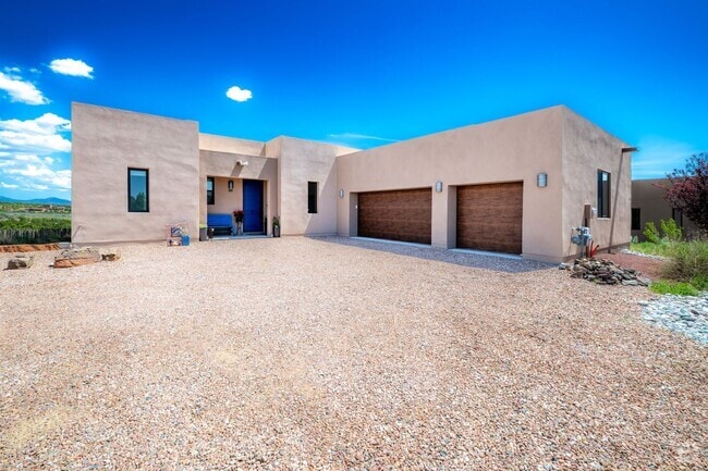 Building Photo - Stunning 3-Bedroom Home with Mountain View...