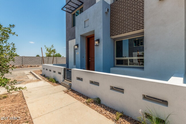 Photo - 733 E Commonwealth Ave